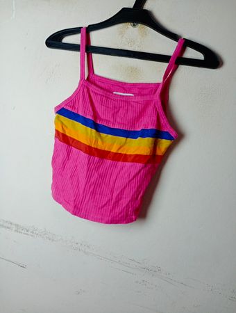TWINTIP Pinkes Ripp-Crop-Top mit Regenbogenstreifen-Detail