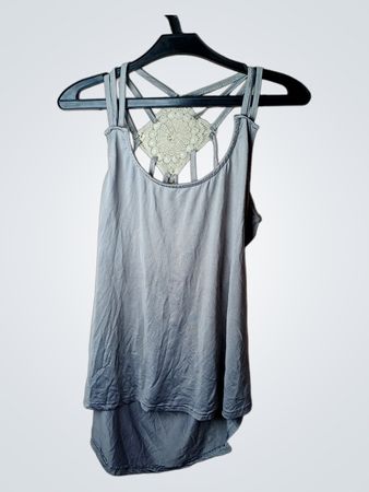 Graues Tanktop mit Spitzendetail