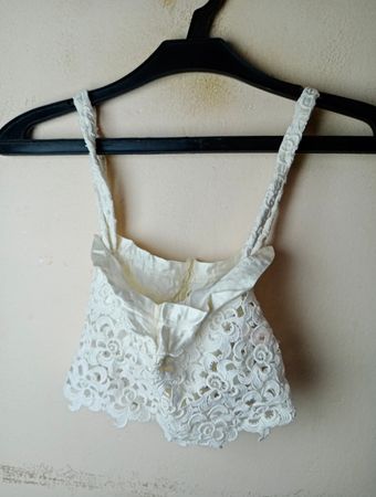 Weißes Spitzen-Crop-Top