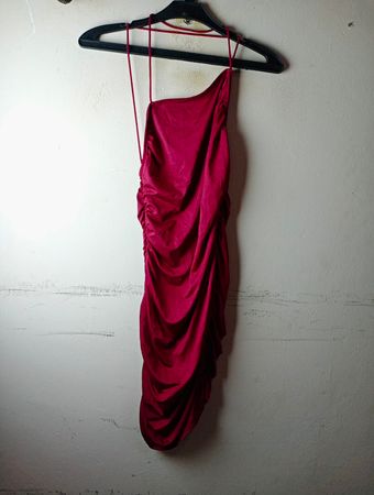 „Rotes Ein-Schulter-Rüschekleid“