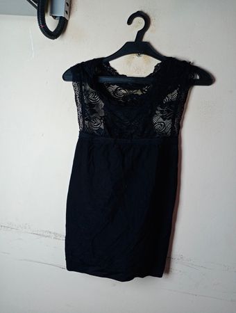 Schwarzes Spitzenkleid