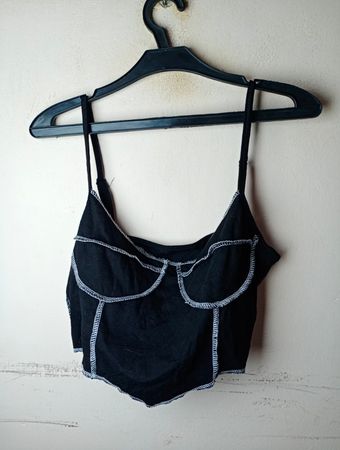 Schwarzes Crop Top mit weißen Nähten