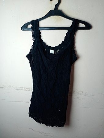 Tanktop mit schwarzem Spitzenbesatz
