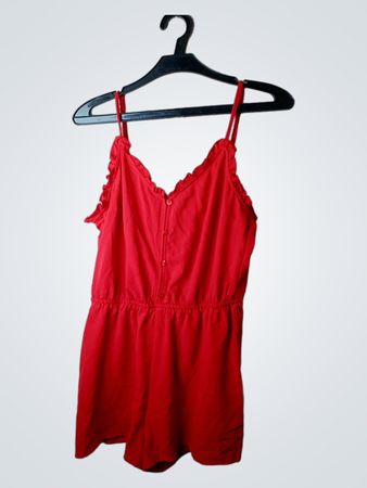 Rotes Rüschenshorts-Spielanzug