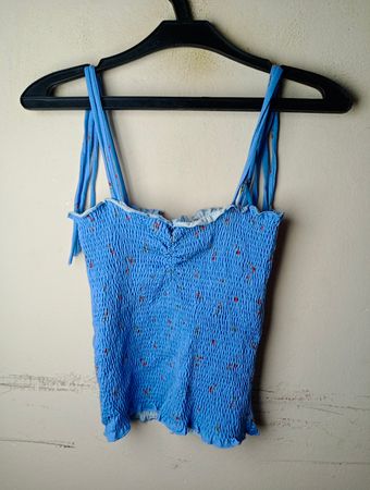 Blaues Smocked-Cami-Top mit Bindeträgern