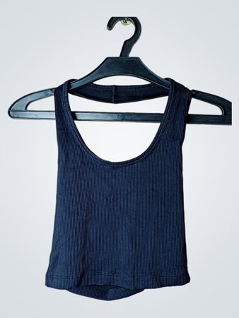 Geteiltes schwarzes Ripp-Top