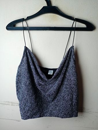 Geteiltes schwarzes glitzerndes Cowl-Neck-Cami-Top