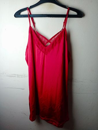 Rotes satin Kleid mit Spitzenbesatz