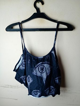 Schwarzes Tanktop mit Augenprint