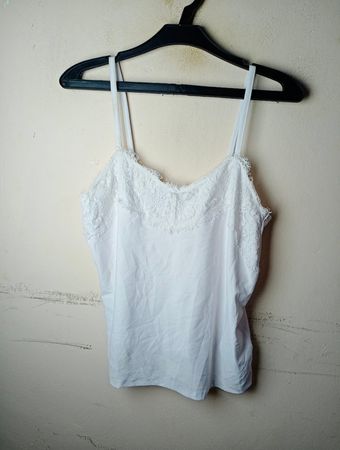 Neckholder-Cami mit weißer Spitzenborte