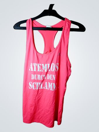 Rosa Tanktop mit „ATEMLOS DURCH DEN SCHLAMM“ und Engel-Flügel Grafik