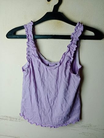 Lila geripptes Tanktop mit Rüschenträgern