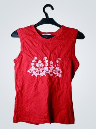 Rotes ärmelloses Oberteil mit Blumenmuster