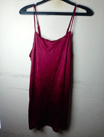 Burgunderfarbendes Spaghetti-Trägerkleid mit Spitzeneinsatz