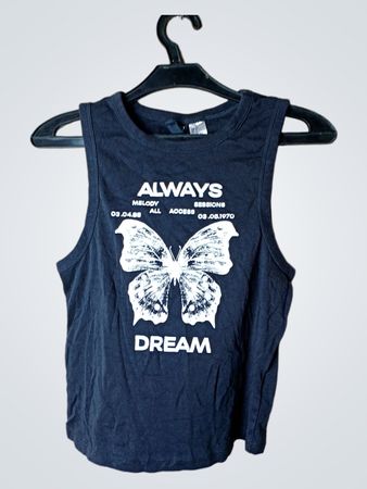 Schwarzes Tanktop mit Schmetterlingsgrafik und Text