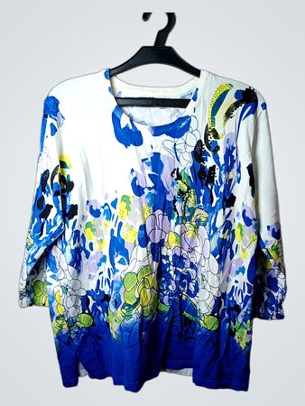 Top mit weißem und blauem Blumenmuster