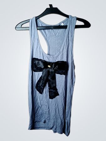 Neues Look-Racerback-Top mit Schleifendetails
