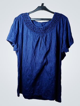 Blaues T-Shirt mit dekorativem Ausschnitt