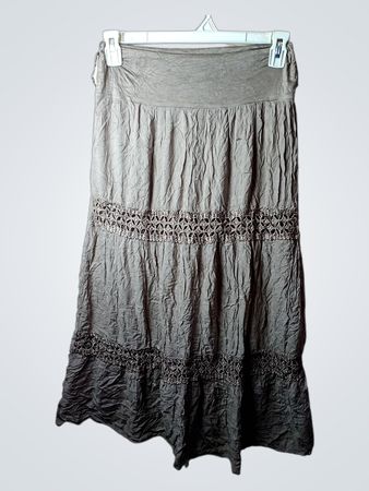 Grauer knitter Maxi-Rock mit Häkelverzierungen