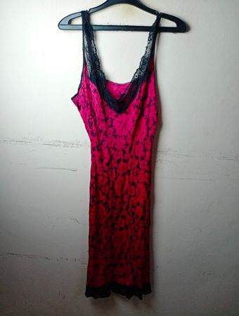 Rosa und schwarze Blumen-Spitzen-Trim Slip-Kleid