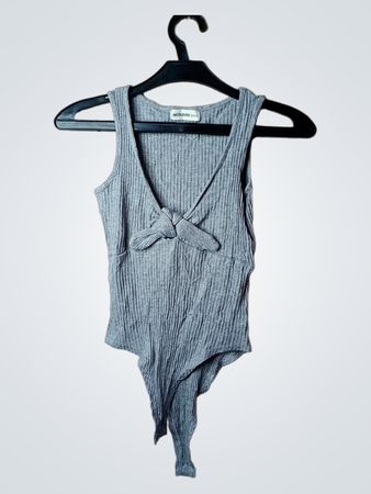 24COLOURS Ribbed Bodysuit mit Knotendetail