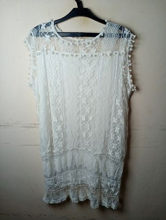 Weißes Spitzenkleid mit Pom-Pom-Besatz