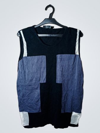 Ärmelloses schwarzes T-Shirt mit blauen Einsätzen