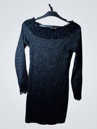 Langärmliges Kleid mit Spitzenbesatz