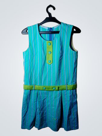 Blau- und grün gestreiftes ärmelloses Kleid mit grünem Gürtel