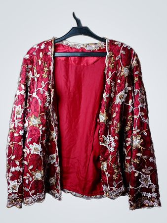 Rote bestickte Jacke