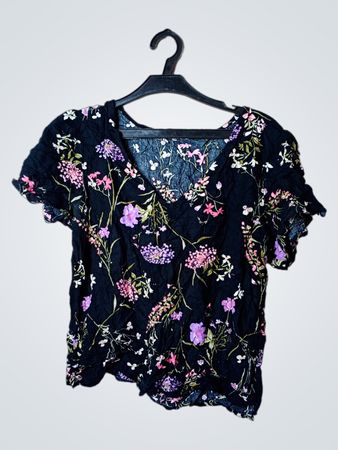Schwarzes T-Shirt mit floralem Druck und kurzen Ärmeln