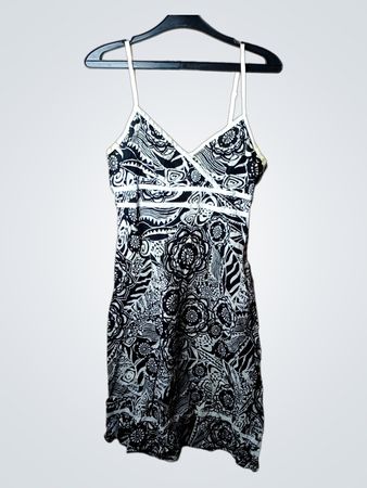Schwarz-weißen gemustertes Kleid