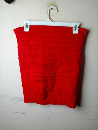 Roter Rüschenslipsrock