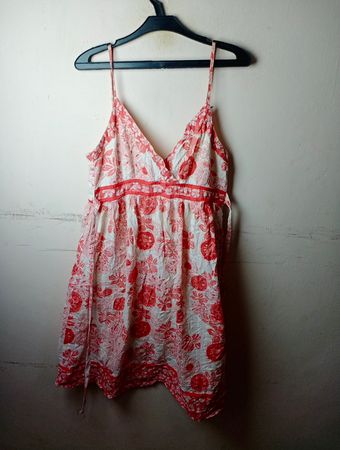 Blumenmuster Spaghetti-Trägerkleid in Weiß und Rot