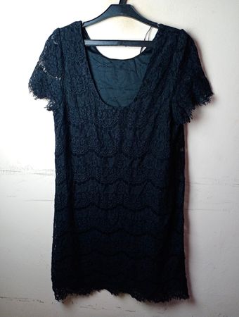Schwarzes Spitzenkleid