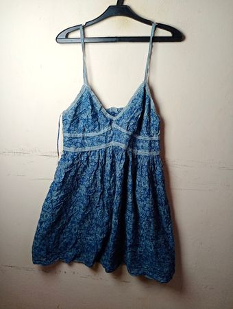 Blaues Blumenmuster Kleid