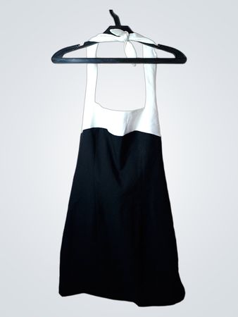 Schwarz-weißes Halsbandkleid