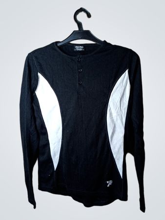 Schwarz langärmliges Henley-Shirt mit weißen Akzenten