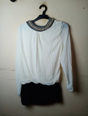 Weißes Blusenshirt mit verziertem Kragen und schwarzer Rock
