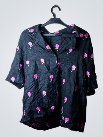 Schwarzes Shirt mit pinkfarbener floralem Stickerei