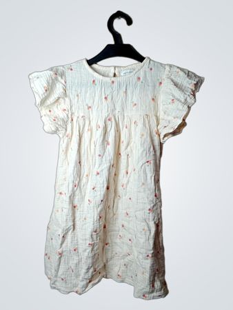 Mädchencreme-Gaze-Kleid mit Erdbeerprint