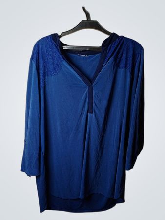 Blaue Tunika mit Spitzendetail