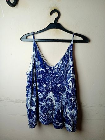 Blaues und weißes Tanktop mit Blumenmuster