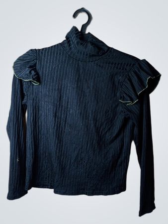Schwarzer gerippter Rollkragenpullover mit Rüschensäulen