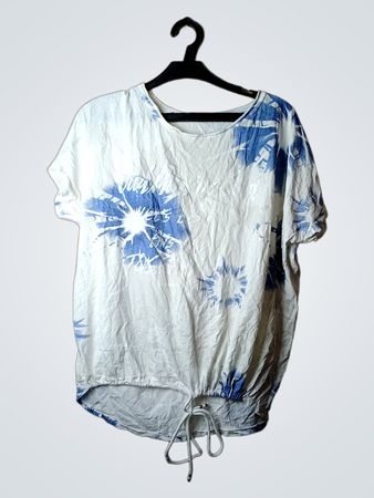 Weißes T-Shirt mit blauem Blumendruck