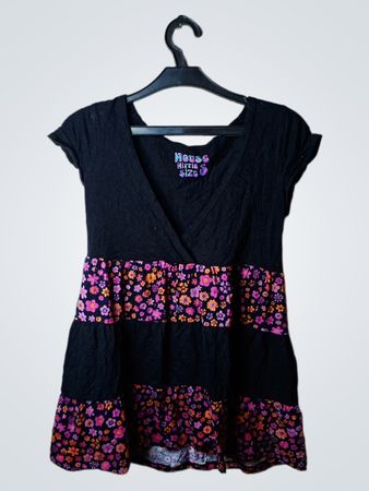 Schwarzes gestuftes Kleid mit floralem Druck