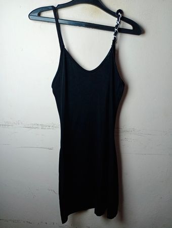 Schwarzes Spaghetti-Träger-Kleid mit Kettendetail