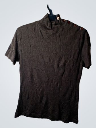Braun geripptes T-Shirt mit Stehkragen und Knopfdetails