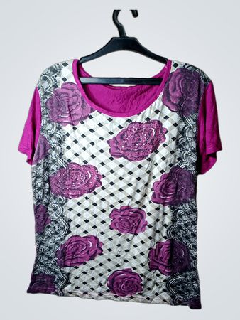 Rosa T-Shirt mit Rosenmuster