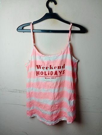 Gestreiftes Tanktop in Pink und Weiß mit Grafik 'Weekend HOLIDAYS West. 1987'